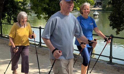 Gym extérieure et marche nordique