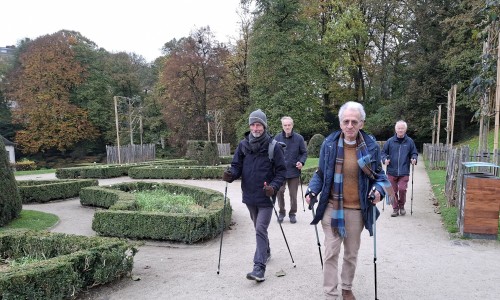 Gym extérieure et marche nordique