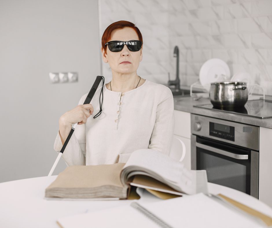 Quelles aides techniques existe-t-il pour cuisiner et manger en étant malvoyant ?